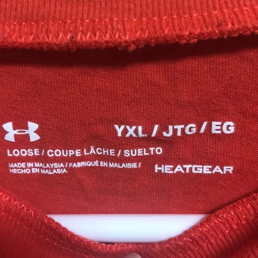 UNDER Armour loose short sleeve shirt size xlarge.